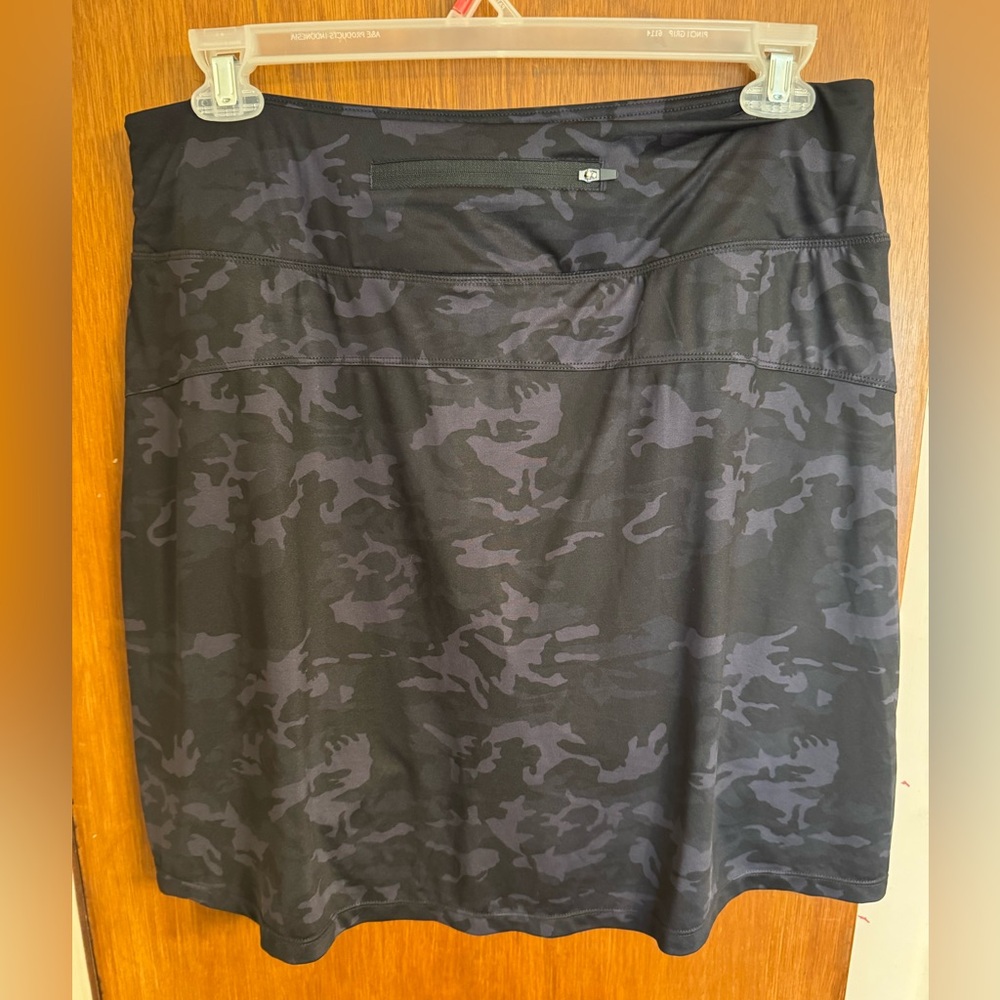 Ladies NWT size 2X tennis skort by Viodia, in a navy & black camouflage pattern - Picture 2 of 16